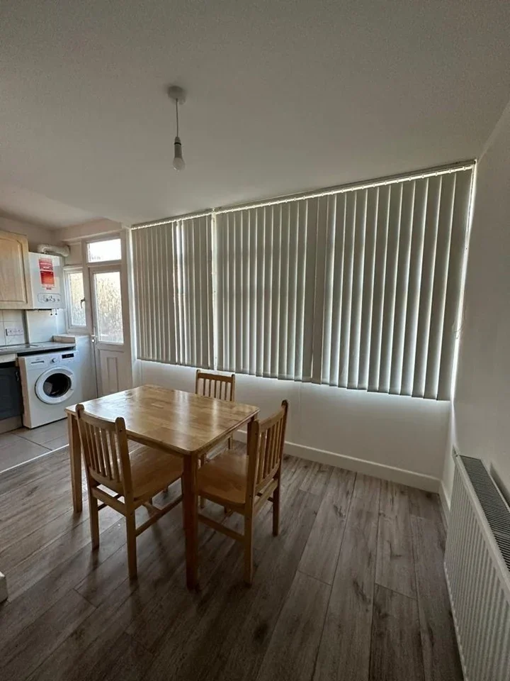 Room Buller Road in Greater London