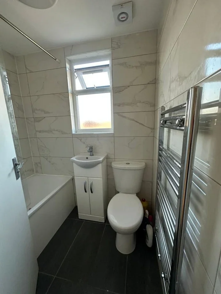 Room Buller Road in Greater London