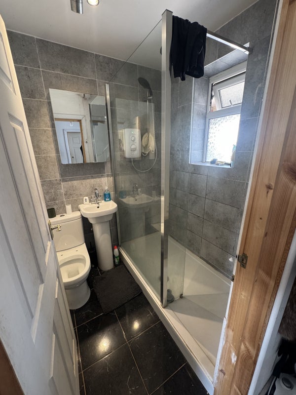 Room Grove Leaze in Bristol