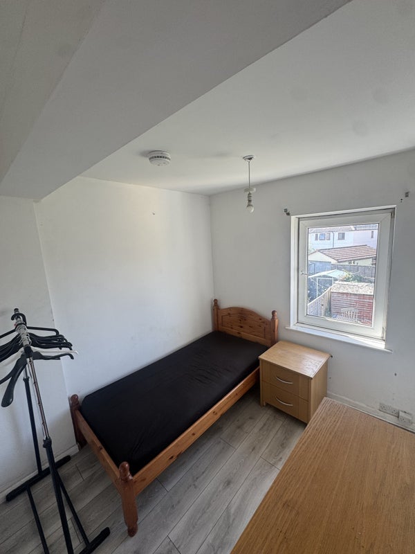 Room Grove Leaze in Bristol