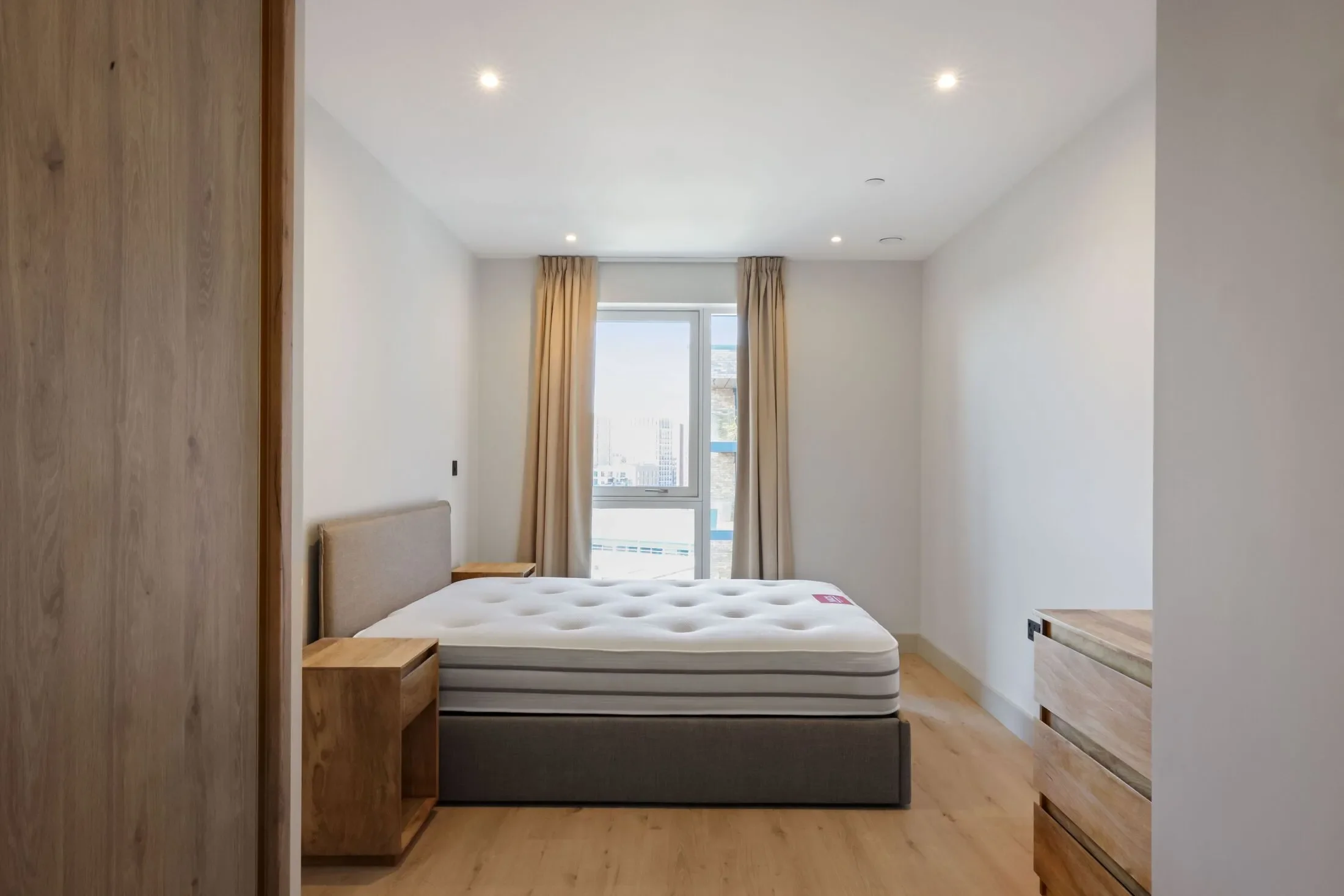 Flat Caversham Road in Greater London