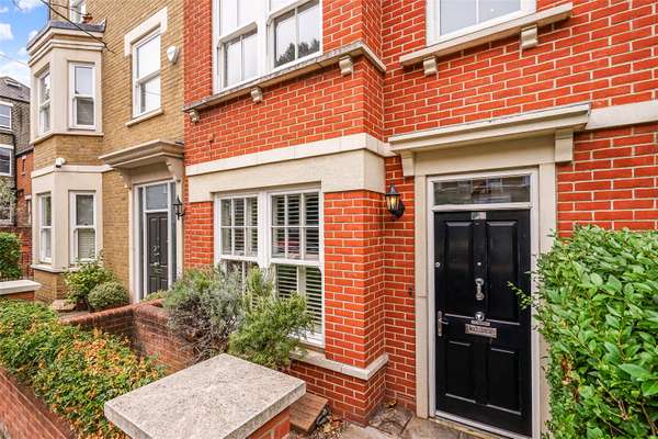 House Rosenau Road in Greater London