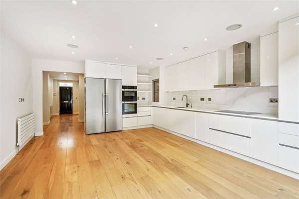 House Rosenau Road in Greater London