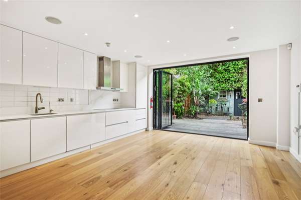 House Rosenau Road in Greater London