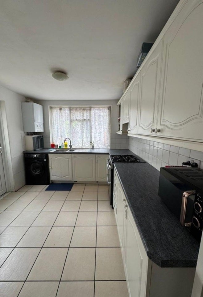 Room Crescent Road in Greater London