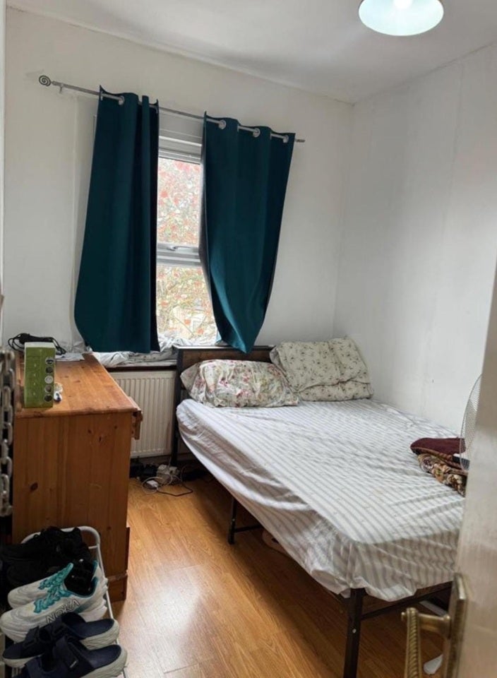Room Crescent Road in Greater London