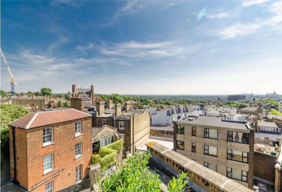 Flat Hampstead High Street in Greater London