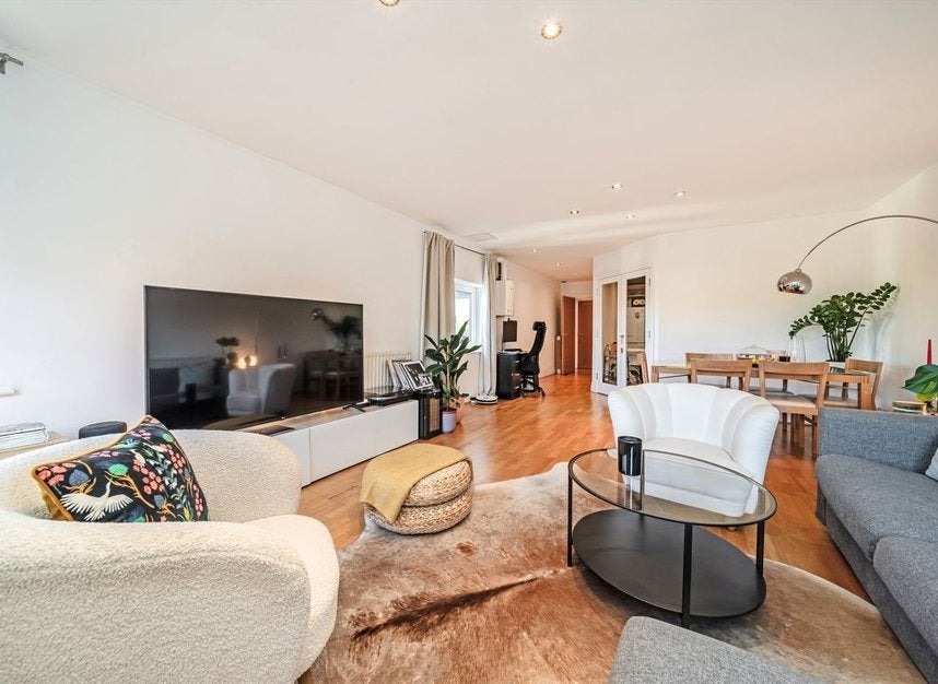 Flat Warwick Road in Greater London