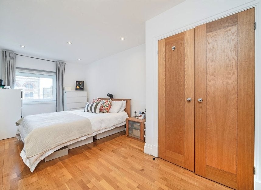 Flat Warwick Road in Greater London