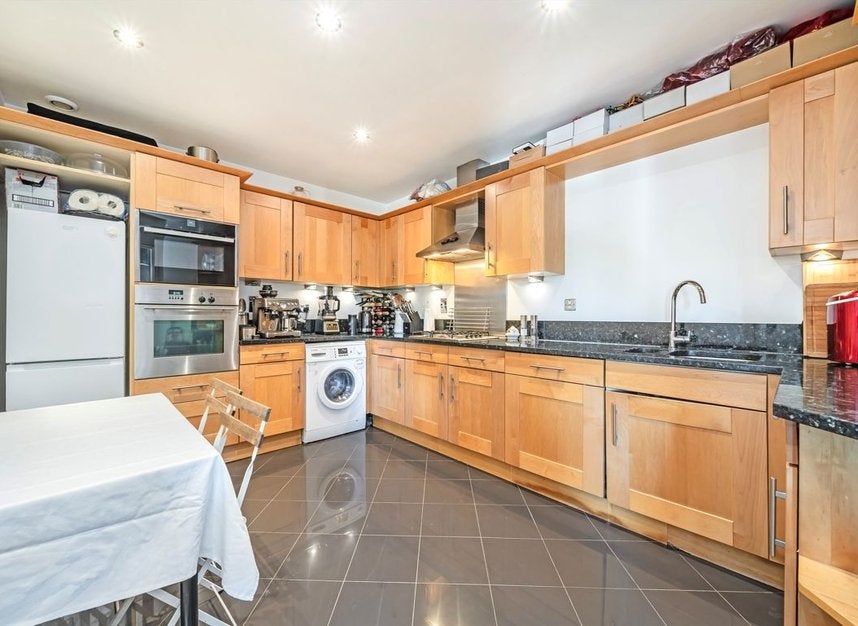 Flat Warwick Road in Greater London