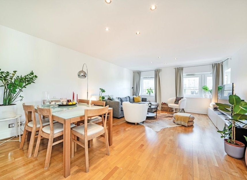 Flat Warwick Road in Greater London