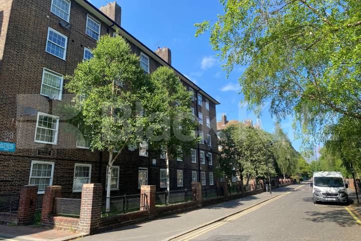 Flat Borough High Street in Greater London