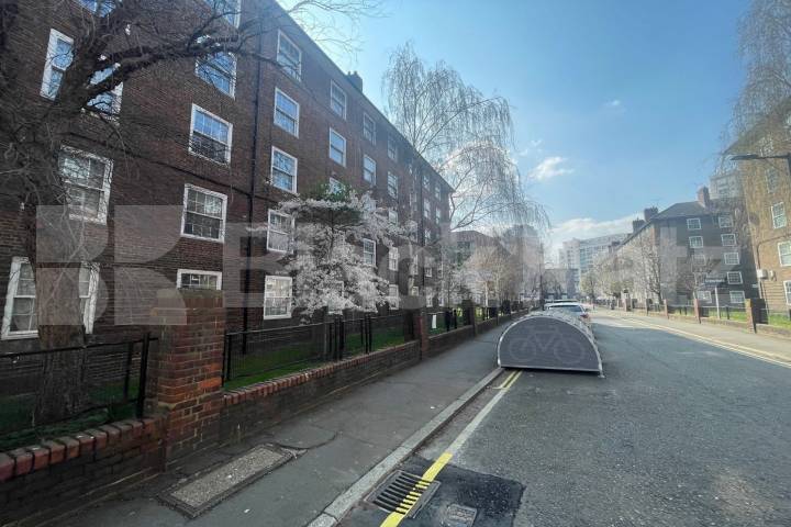 Flat Borough High Street in Greater London