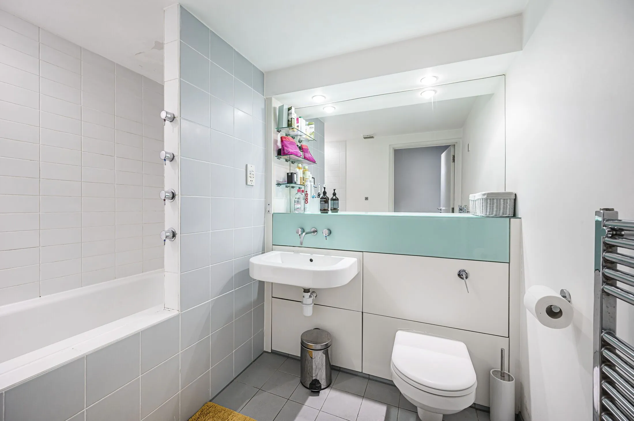 Flat Wenlock Road in Greater London