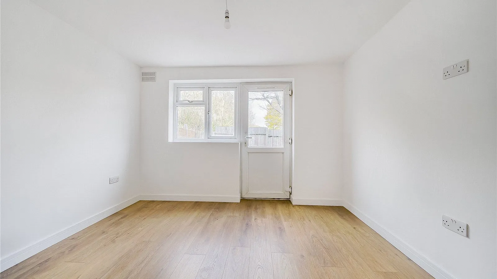 Flat St Albans Crescent in Greater London