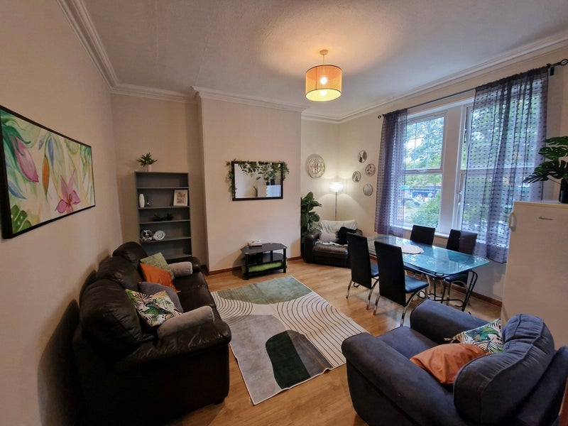 Room Otley Road in Leeds