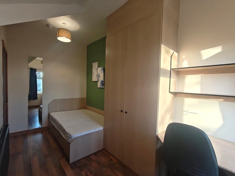 Room Otley Road in Leeds