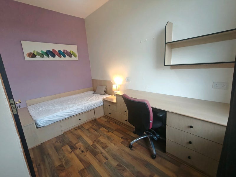 Room Otley Road in Leeds