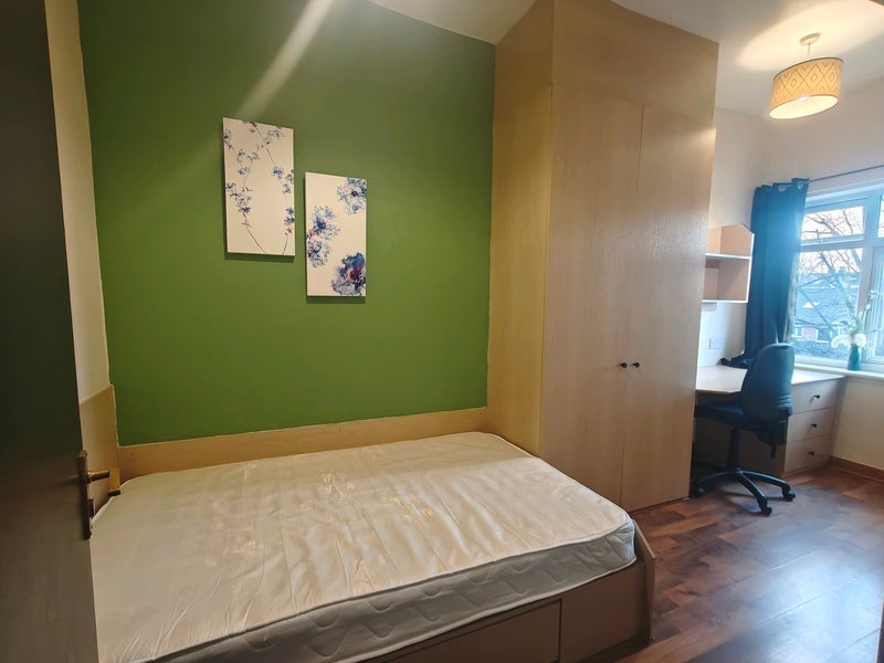 Room Otley Road in Leeds