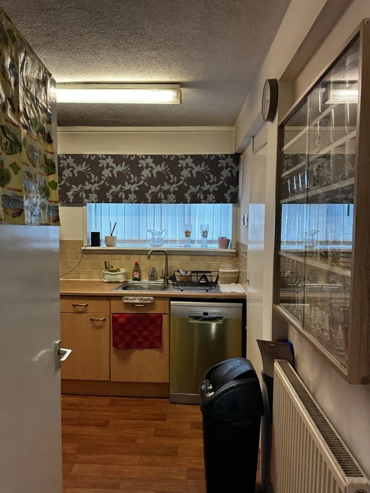 Room Wright Road in Greater London