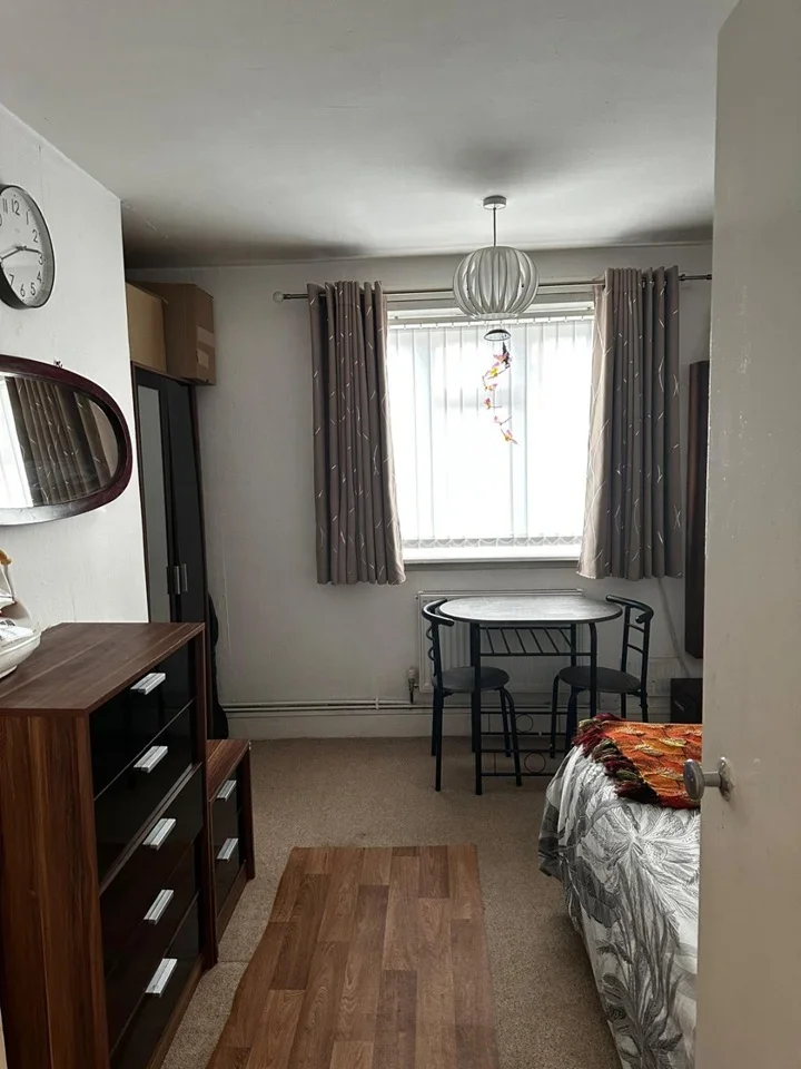 Room Wright Road in Greater London