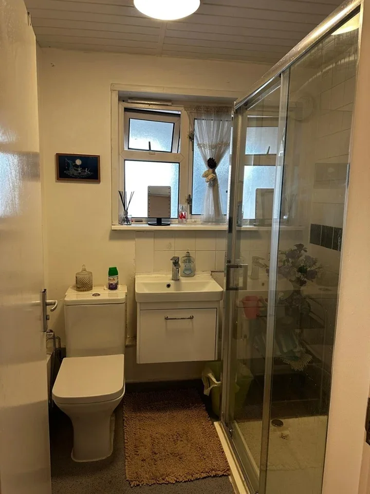 Room Wright Road in Greater London