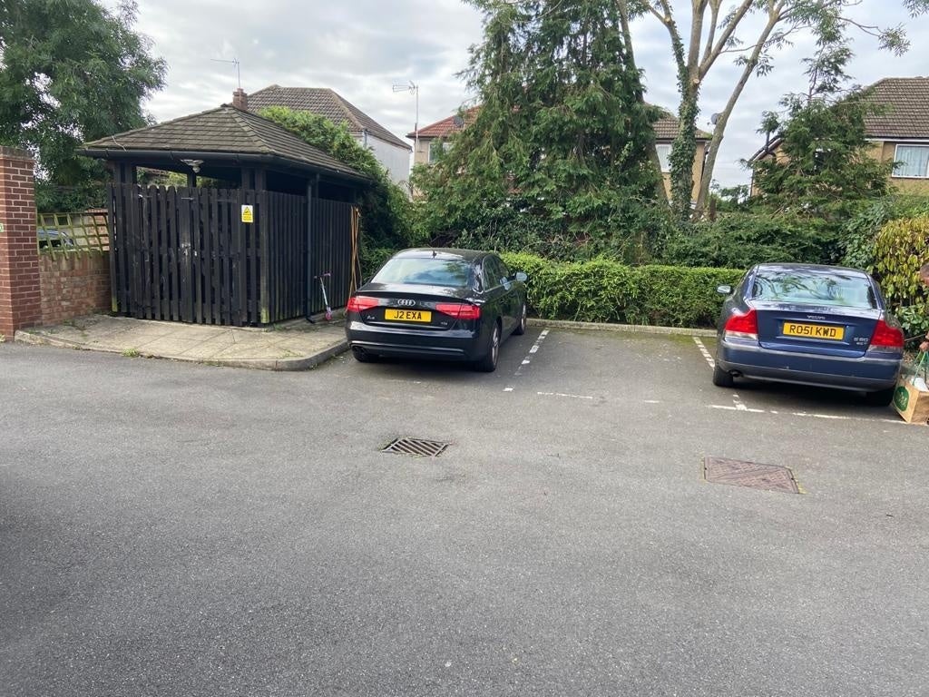 Flat Bedfont Close in Greater London