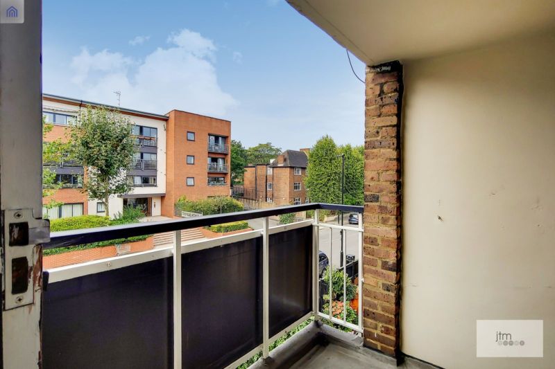 Flat Dalmeny Avenue in Greater London