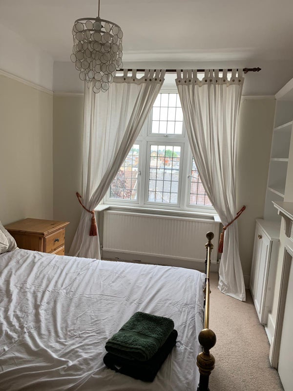Room Hazelbourne Road in Greater London
