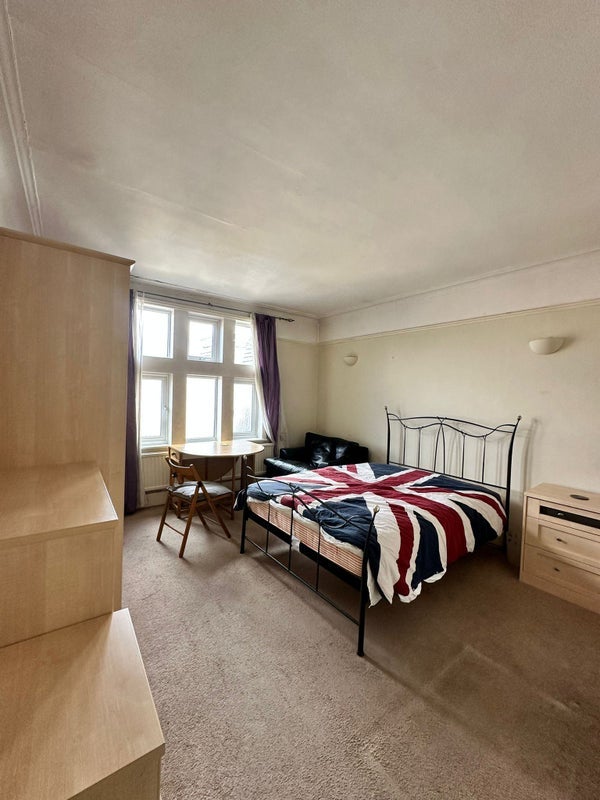 Room Hazelbourne Road in Greater London