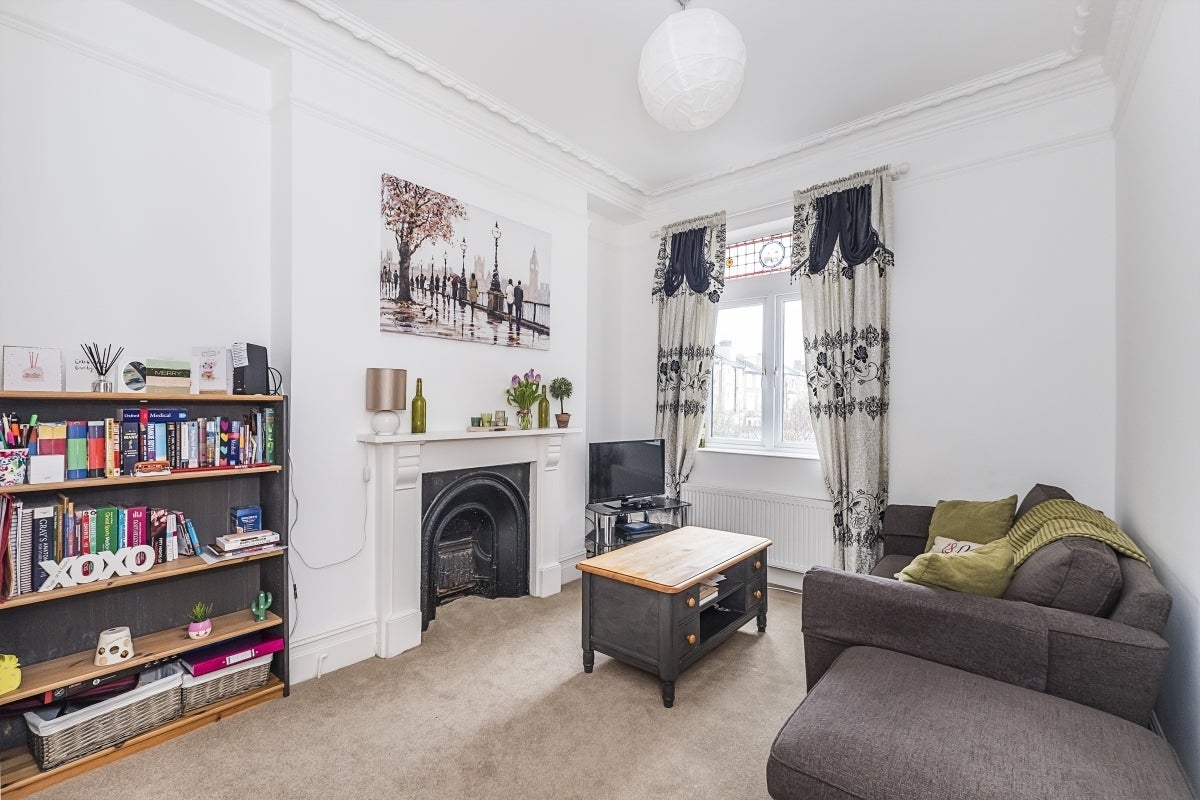 Flat Trinity Road in Greater London