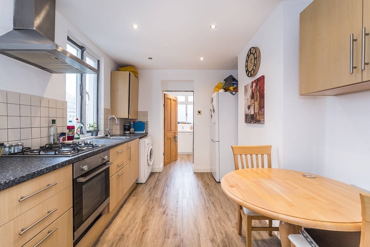 Flat Trinity Road in Greater London