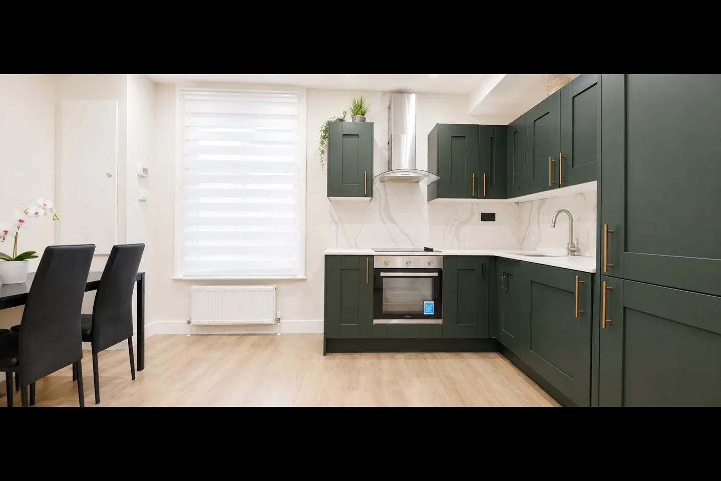 Flat Dermody Gardens in Greater London