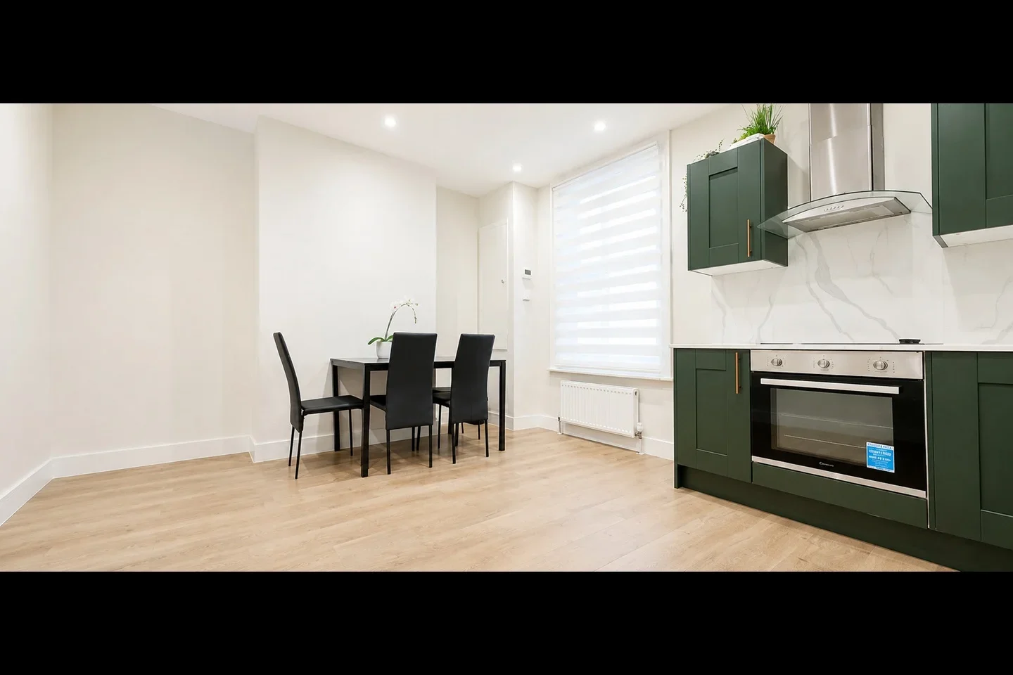 Flat Dermody Gardens in Greater London