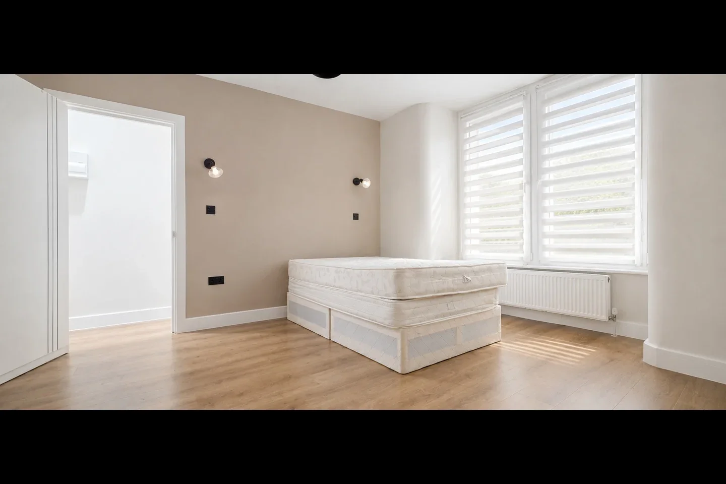 Flat Dermody Gardens in Greater London
