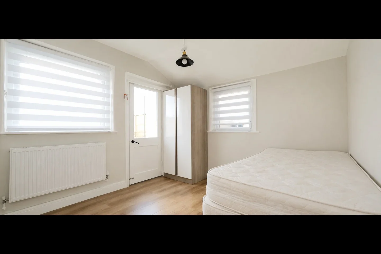 Flat Dermody Gardens in Greater London