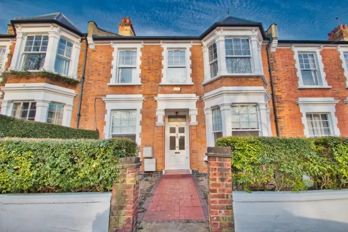 Flat Kingswood Avenue in Greater London