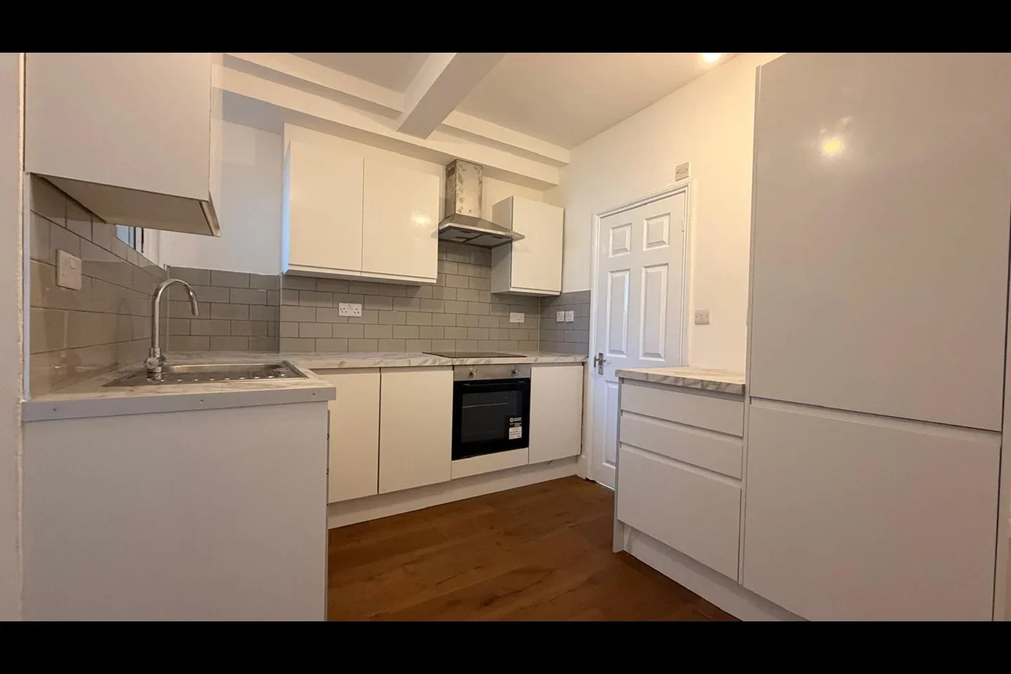 Flat Tooting High Street in Greater London