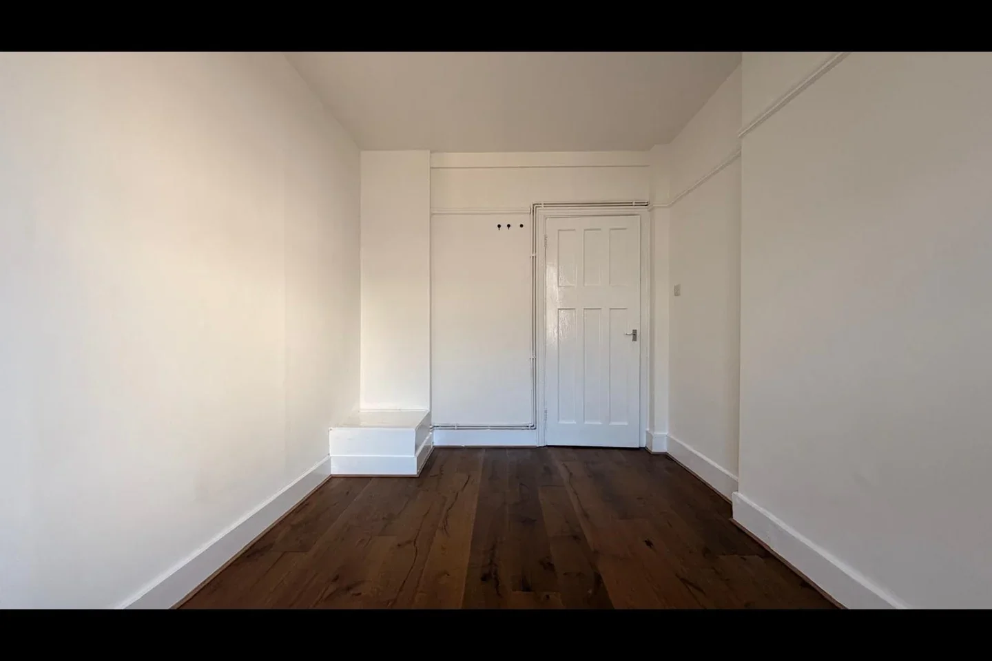 Flat Tooting High Street in Greater London