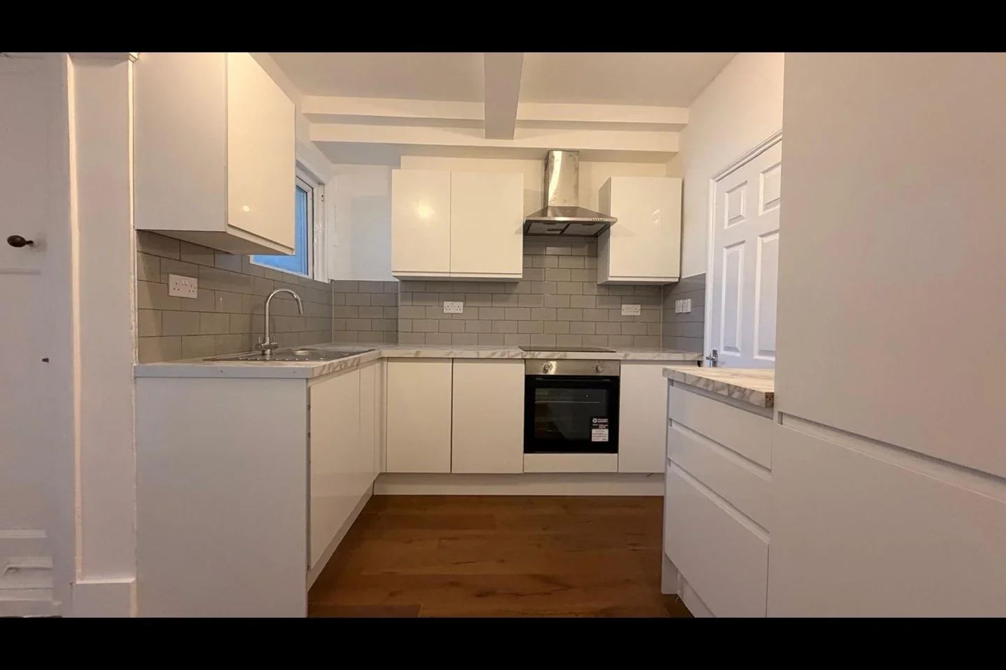 Flat Tooting High Street in Greater London