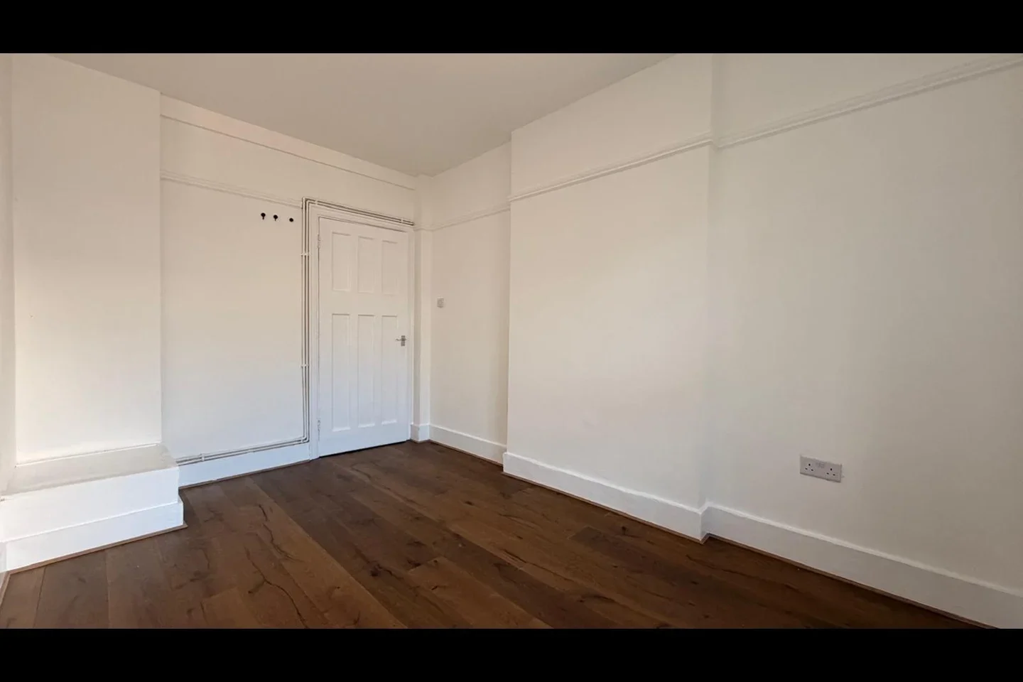 Flat Tooting High Street in Greater London
