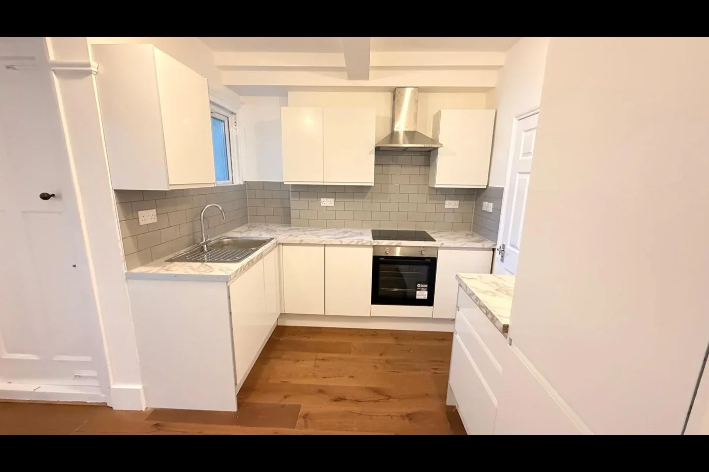 Flat Tooting High Street in Greater London