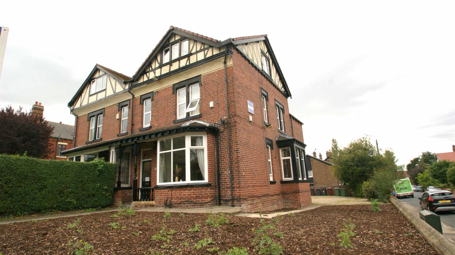 Flat Hollyshaw Street in Leeds