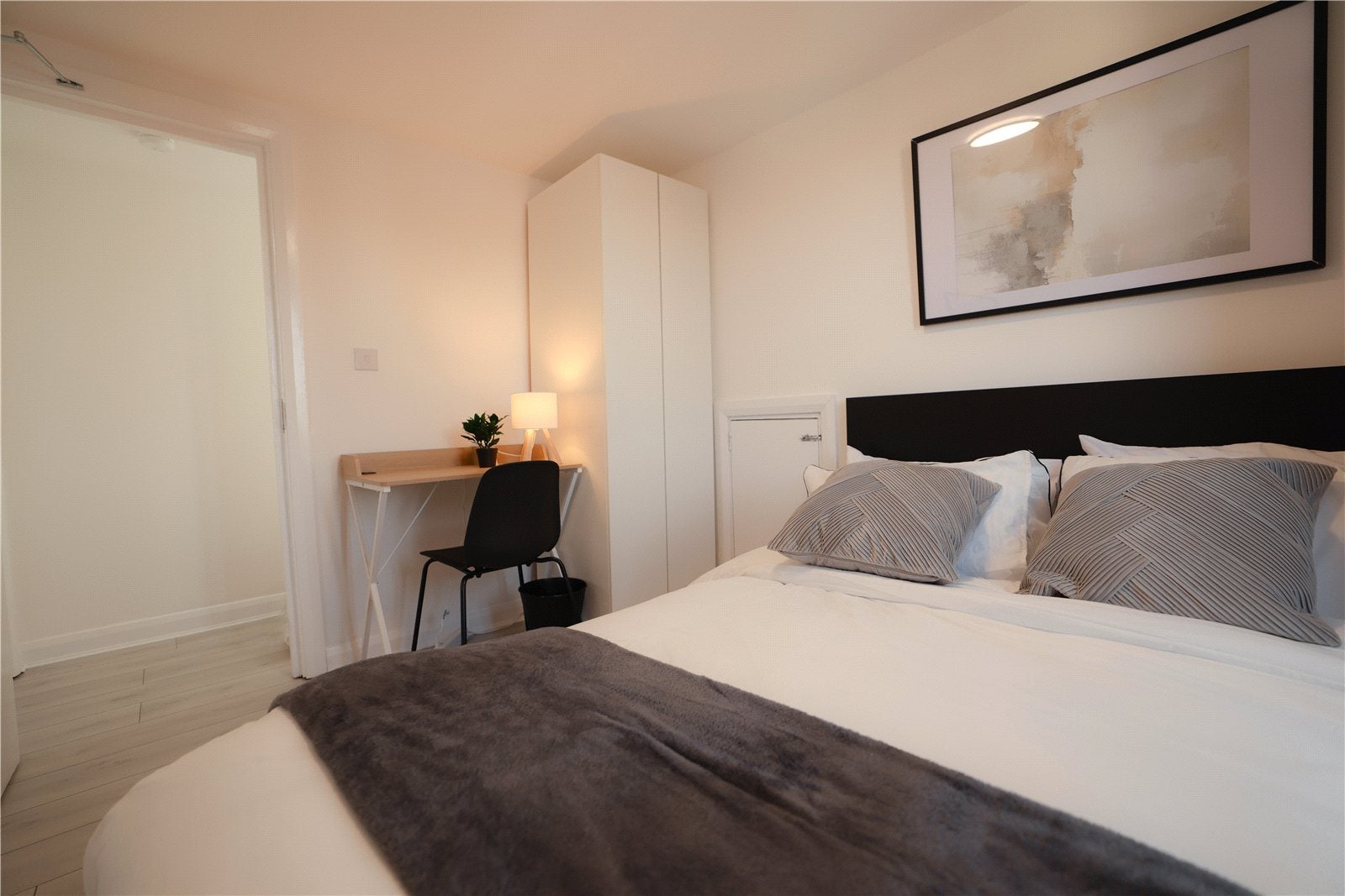 Room Rochfords Gardens in Slough