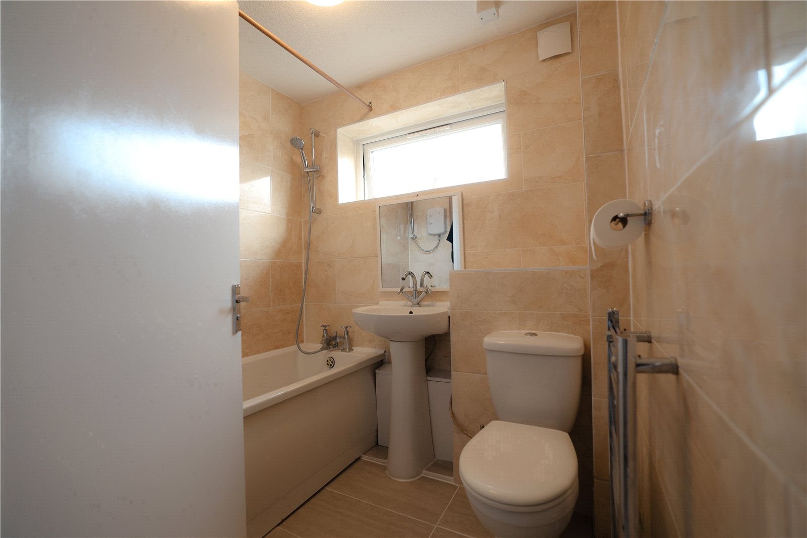Room Rochfords Gardens in Slough