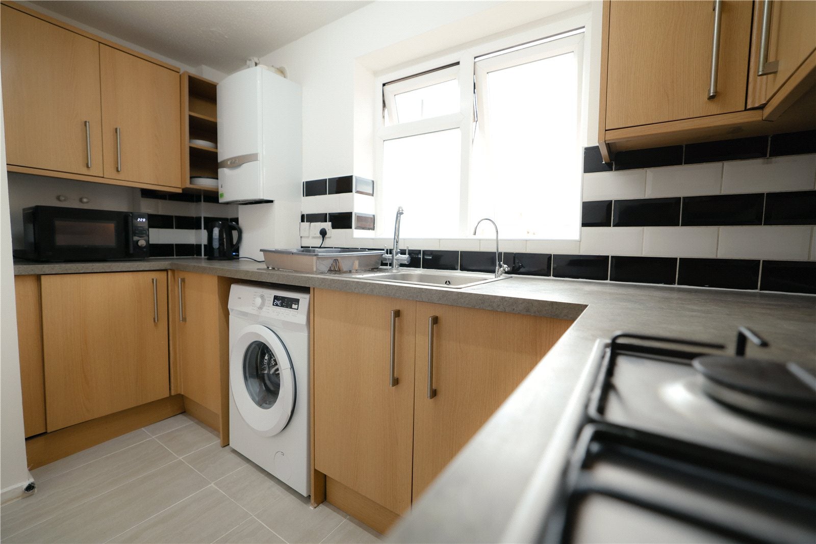 Room Rochfords Gardens in Slough
