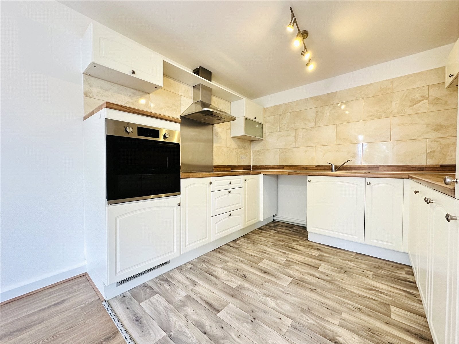 Flat Broadlands Views in Leeds