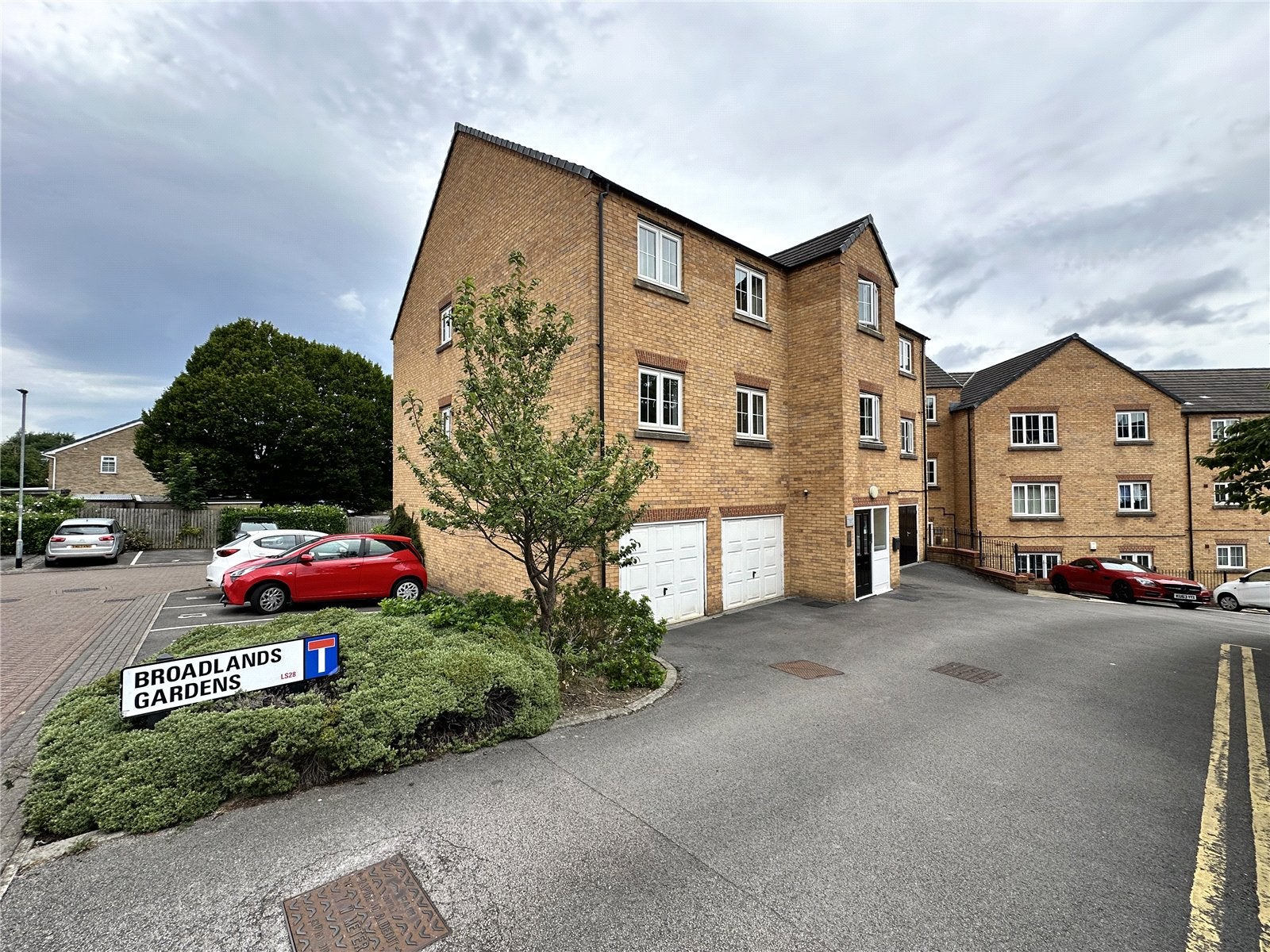Flat Broadlands Views in Leeds