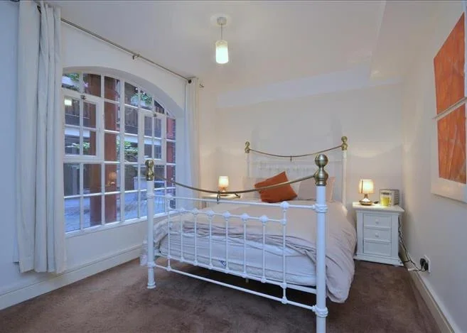 Room Wapping High Street in Greater London