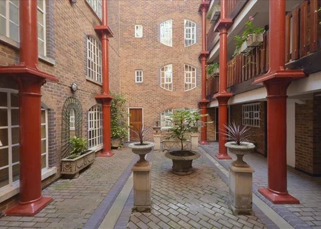 Room Wapping High Street in Greater London